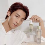 Andy Bian Instagram - 每次看完韓劇，都會羨慕男女主角，那種接近完美的發光肌膚，最近我也開始追求，怎麼樣才可以像他們一樣。 其實造成我們膚況不甚理想的原因，有一部分是氣候， 現在就算已經十月，台灣的太陽還是很毒辣，空氣也很潮濕， 在外面走幾步路，就會滿身大汗， 臉上不僅很容易產生曬斑， 汗水夾帶污垢，在高溫下也可能會滋生細菌，進而生成很多粉刺、痘痘。 其實這些問題，只要從根本開始做起，很容易解決的！ 蘭蔻的1+1極光雙星組，一開始為了做實驗，只保養了半張臉，結果第二天就有很明顯的感受！ 我還跑去做水飛梭，發現有使用極光雙星的那半邊臉，肌膚狀態比未使用的好太多，真的是嚇一大跳！ 那來跟大家分享這兩個厲害的秘密武器吧！ 超極光活粹晶露−極光水：97:3完美發光比例 97%激光酵素複合精華 能有效的代謝老廢角質、去除粉刺顆粒、緊緻毛孔、改善膚色不均，各種肌膚問題都能有效被解決。 3%天然植萃精油 讓肌膚保濕更持久，達到油水平衡的效果，全天保持清爽不泛油光。 超極光淨亮淡斑激萃−極光精華： 15%激光淨亮煥膚科技+2%山毛櫸芽萃取， 其中10%二代果酸PHA能溫和代酸煥膚、並預防肌膚老化、增強皮膚屏障 5%菸鹼醯胺能全面滿足美白、淡斑的需求。 像我們臉上常常有曬斑、膚色不均、痘疤，只要持續使用極光精華兩天，就會明顯有感的改善。 先淨膚後養膚，這個最強組合， 感受變化最大的就是化妝師， 他說我的皮膚最近怎麼變的那麼好，非常的好上妝，又不太會出油，甚至只上一層薄薄的底妝就搞定，整個人煥然一新耶😆 極光雙星使用的方法也非常簡單， 每天洗完澡，拿極光水搖一搖，倒出一些輕拍在臉上， 再用極光精華擦全臉，待吸收後上乳液， 只要以上幾個步驟就可以輕鬆擁有好肌膚，自信心也隨之爆棚❤ 現在還可以到我的限時動態點擊連結，填單兌換豪華試用組10ML極光水+1ML極光精華試用包， 超強極光系列明星產品一次擁有，2天就可看見效果，大家快去試試！ #蘭蔻 #極光水 #雙倍保濕 #極速淨膚 #極光精華 #速淡斑秒提亮