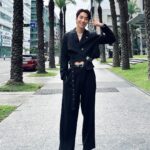Andy Bian Instagram - 這樣穿是腹肌還是小腹？！傻傻分不清，快遮😳 . 簽書會決定來給的大家一個小小的福利！ 就是！提供我珍藏的限量寫真及海報，給現場的200位讀者抽獎，想要限量版的朋友記得來抽獎唷，我們9/24 “北藝青鳥”不見不散🥰🥰🥰 活動方式如下： ★活動辦法：凡9/24(日)來參加簽書會的讀者，憑手中的「號碼牌」即可參加。 ★活動贈品： (1)限量版書衣作者親筆簽名書＋與兩位作者「拍立得合照」1張(抽3位) (2)限量作者親筆簽名海報＋與兩位作者「拍立得合照」1張(抽5位) #時報出版 #卞慶華 #晏人物