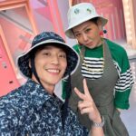 Andy Bian Instagram – 拿到實體書，翻開來看真的有種不可思議的感覺，書裡面的那個人怎麼那麼帥、身材那麼好、又那麼性感，彷彿好像在看藝術品一樣（自己說）🤣🤣🤣
.
在電視台，看到身邊朋友看書時，發出驚呼連連的聲音，內心真的覺得很開心，也小小的偷握拳了一下💪🏻
.
謝謝我最愛的阿姐，從一開始陪我討論寫真，還借了我1000萬的飾品拍攝，讓這本寫真變的很厲害很好看，除了感動真的也很感恩，阿姐我愛你唷❤️❤️❤️
.
也謝謝晏及好夥伴們，我們終於把寫真出版完成啦！
.
當然也要感謝你們，這麼熱絡的把預購都搶光光，主任很開心，變成暢銷作家，這邊就先不處罰大家了（推眼鏡）

我們9/24簽書會見唷😎😎😎

#卞慶華
#女大穿搭