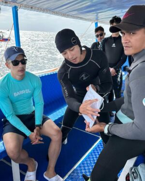 Andy Bian Instagram - 追尋傑克魚風暴！
來到巴里卡薩大斷層，體驗海底版的非洲大草原
潛過真的回不去，太美了❤️
到時候播出一定要收看！

這趟旅行下來，有點愛上這邊
再過兩天就要離開美麗的菲律賓，開始有點感傷了🥹
@worlds_no_1_gtv 
#世界第一等
#薄荷島 #巴里卡薩大斷層 
#深潛 #padi  #aow