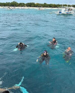 Andy Bian Instagram - 追尋傑克魚風暴！
來到巴里卡薩大斷層，體驗海底版的非洲大草原
潛過真的回不去，太美了❤️
到時候播出一定要收看！

這趟旅行下來，有點愛上這邊
再過兩天就要離開美麗的菲律賓，開始有點感傷了🥹
@worlds_no_1_gtv 
#世界第一等
#薄荷島 #巴里卡薩大斷層 
#深潛 #padi  #aow
