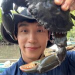 Andy Bian Instagram - 荒島求生記。自己的午餐自己來！ 回歸原始生活，連料理都直接在船上，一切都那麼的自然又純粹💪🏻 我問當地原住民為什麼不背氣瓶下去，他回說，他可以自潛30m 5min，就是氣瓶本人，真的是太強了！ 烤魚、螃蟹、泥龍蝦、巨型蛤蜊、黃金珍珠，海島生活真的太完美了❤️ BTW 回去要好好練一下free diving🤿 #世界第一等 #科隆 #自給自足 @worlds_no_1_gtv 科隆島