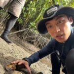 Andy Bian Instagram - 荒島求生記。自己的午餐自己來！ 回歸原始生活，連料理都直接在船上，一切都那麼的自然又純粹💪🏻 我問當地原住民為什麼不背氣瓶下去，他回說，他可以自潛30m 5min，就是氣瓶本人，真的是太強了！ 烤魚、螃蟹、泥龍蝦、巨型蛤蜊、黃金珍珠，海島生活真的太完美了❤️ BTW 回去要好好練一下free diving🤿 #世界第一等 #科隆 #自給自足 @worlds_no_1_gtv 科隆島