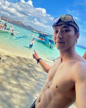 Andy Bian Instagram - 航向海上古道，彷彿來到時光隧道
幾千年下來，
從原住民、西班牙人、日本人、美國人、再到我們，
相信每一個來到這片海域的人們，
肯定都有同樣一份感動！
真的太美了！

@worlds_no_1_gtv 
#世界第一等
#科隆 #coron