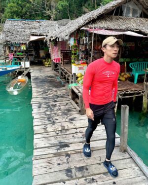 Andy Bian Instagram - 航向海上古道，彷彿來到時光隧道
幾千年下來，
從原住民、西班牙人、日本人、美國人、再到我們，
相信每一個來到這片海域的人們，
肯定都有同樣一份感動！
真的太美了！

@worlds_no_1_gtv 
#世界第一等
#科隆 #coron