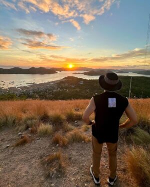 Andy Bian Instagram - 航向海上古道，彷彿來到時光隧道
幾千年下來，
從原住民、西班牙人、日本人、美國人、再到我們，
相信每一個來到這片海域的人們，
肯定都有同樣一份感動！
真的太美了！

@worlds_no_1_gtv 
#世界第一等
#科隆 #coron
