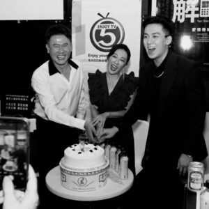 Andy Ko Instagram - 《解碼》電影演員發佈會‼️
很開心能在25歲第一天分享這個好消息，前陣子除了在籌備之外還有在減肥😂 真的是好久不見啦，非常期待開拍！也希望新的一年能到順到底😏 謝謝大家的祝福👏🏼👏🏼🖤 新的一年走起來 #解碼 #電影發佈會 #TenChances #25歲 🎂🎂