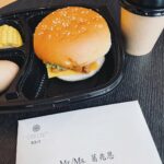 Andy Ko Instagram - 沒錯！ 就在我經歷了30天居家封控和17個小時的轉機後，我終於換來了………繼續十天隔離😂😂 但是我回來啦啊啊啊，我想吃甜不辣🥲