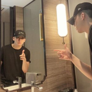 Andy Ko Instagram - 隔離第五次第四天的我🥲已經開始跟自己玩了