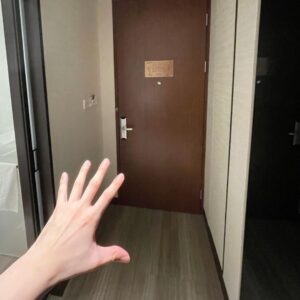 Andy Ko Instagram - 好久不見！！沒有想到，做完專輯後的第一個工作...居然是隔離...🥲 你們知道是第幾次了嗎🥲🥲 #day1 #quarantine