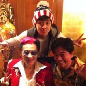 Andy Ko Instagram - 八年前的今天，在我最需要你的時候離開，現在的我…仍然需要。
謝謝你給我生命，曾經多少的不孝都被你一笑帶過，多希望再次和你看看電影，吃吃飯，聊聊天。
想你了我的朋友、我的導師、我的榜樣、我的父親。