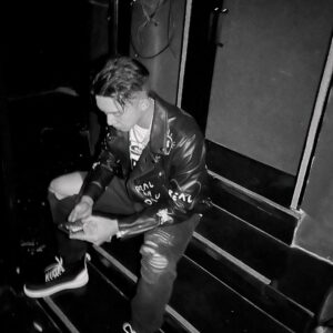 Andy Ko Instagram - 後台📸
花了近半個月轉回狀態 就為了台上那幾分鐘💥💥
Lit night at @grndcntrlsh