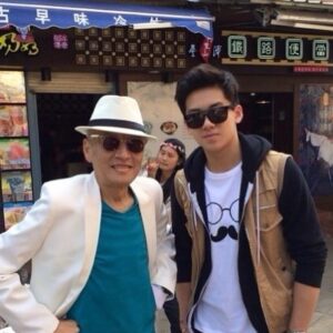 Andy Ko Instagram - 八年前的今天，在我最需要你的時候離開，現在的我…仍然需要。
謝謝你給我生命，曾經多少的不孝都被你一笑帶過，多希望再次和你看看電影，吃吃飯，聊聊天。
想你了我的朋友、我的導師、我的榜樣、我的父親。