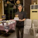 Andy Ko Instagram - 26歲悄悄來臨🥹 今年生日沒有party，在工作中度過！非常開心能夠跟這麼優秀的團隊還有演員們一起打拼，今天的願望也希望每一天都能這麼踏實，也正式告別起起伏伏的25歲啦！今天還要特別謝謝宜蓁和朋友們的驚喜，這麼遠還跑來幫我慶生，除了感謝還有感動🫶🏻🫶🏻 謝謝你們和所有祝福我的人❤️❤️Love y’all!!!!!! #26