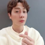 Andy Lee Instagram - 앤디의 추리 실력은?!🧐 적극적인 추리는 적중했을지 ⠀ 잠시 후 6시 20분 MBC ‘복면가왕’ 에서 확인하세요🧡 ⠀ #앤디 #ANDY #신화 #SHINHWA