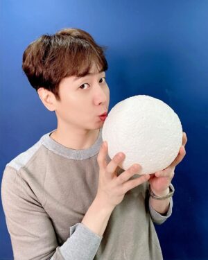 Andy Lee Instagram - 앤디와 함께 보름달에 소원 빌어요😘🙏🌕
⠀
#앤디 #ANDY #신화 #SHINHWA #한가위 #추석 #Chuseok