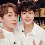 Andy Lee Instagram - 아이돌다방 시즌3 열 번째 영업!☕️ 작은선호랑 큰선호랑🐥🧡 마지막까지 선호즈와 함께해요👬 ⠀ 잠시 후 저녁 6시 #Seezn 앱에서 #아이돌다방 시즌3 10회 2부가 공개됩니다! ⠀ #앤디 #ANDY #신화 #SHINHWA #아이돌다방 #IDOLDABANG
