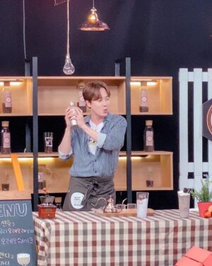 Andy Lee Instagram - 아이돌다방 시즌3 일곱 번째 영업!☕️
앤선생은 Shake it! Shake it! 커피 강의중👨‍🏫
⠀
잠시 후 저녁 6시 #Seezn 앱에서 #아이돌다방 시즌3 7회 2부가 공개됩니다!
⠀
#앤디 #ANDY #신화 #SHINHWA #아이돌다방 #IDOLDABANG