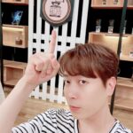 Andy Lee Instagram - 아이돌다방 시즌3 여섯 번째 영업!☕️ ☝️🙂🖤🤍 ⠀ 잠시 후 저녁 6시 #Seezn 앱에서 #아이돌다방 시즌3 6회 2부가 공개됩니다! ⠀ #앤디 #ANDY #신화 #SHINHWA #아이돌다방 #IDOLDABANG