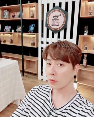 Andy Lee Instagram - 아이돌다방 시즌3 여섯 번째 영업!☕️
🖤🤍🖤🤍🖤🤍
⠀
잠시 후 저녁 6시 #Seezn 앱에서 #아이돌다방 시즌3 6회 1부가 공개됩니다!
⠀
#앤디 #ANDY #신화 #SHINHWA #아이돌다방 #IDOLDABANG