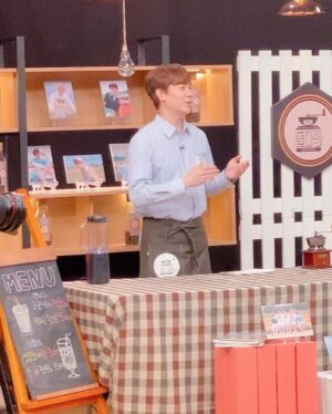 Andy Lee Instagram - 아이돌다방 시즌3 다섯 번째 영업!☕️
아이돌다방 사장 모드🕺✨
⠀
잠시 후 저녁 6시 #Seezn 앱에서 #아이돌다방 시즌3 5회 2부가 공개됩니다!
⠀
#앤디 #ANDY #신화 #SHINHWA #아이돌다방 #IDOLDABANG