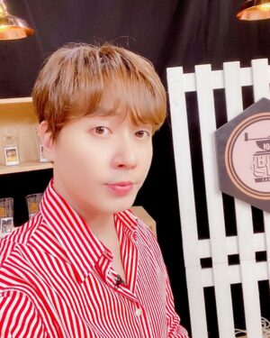 Andy Lee Instagram - 아이돌다방 시즌3 네 번째 영업!☕️
Say yes 앤디! 오늘도 빵터진 선호즈🤣
⠀
잠시 후 저녁 6시 #Seezn 앱에서 #아이돌다방 시즌3 4회 1부가 공개됩니다!
⠀
#앤디 #ANDY #신화 #SHINHWA #아이돌다방 #IDOLDABANG