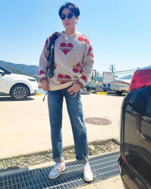 Andy Lee Instagram - 타오르는 태양 아래 계속되는 앤디의 활약!🔥

지금 바로, #MBC <안싸우면 다행이야> 본방사수🧡

#앤디 #ANDY #신화 #SHINHWA #MBC #안싸우면다행이야