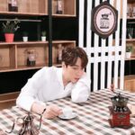 Andy Lee Instagram - 아이돌다방 시즌3 첫 번째 영업!☕️ 더운 여름 시즌3로 다시 돌아온 돌다방의 으른사장 앤디🧡🏝 ⠀ 잠시 후 저녁 6시 #Seezn 앱에서 #아이돌다방 시즌3 1회 1부가 공개됩니다! ⠀ #앤디 #ANDY #신화 #SHINHWA #아이돌다방 #IDOLDABANG