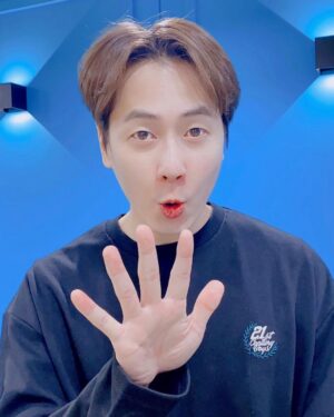 Andy Lee Instagram - 5😮2✌4+5🤗🧡
⠀
#앤디 #ANDY #신화 #SHINHWA