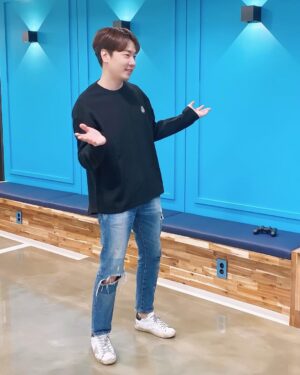 Andy Lee Instagram - Stay 앤 Home 시리즈 🏠 #3
둠칫둠칫 오늘의 집콕 시리즈는?!🕺
⠀
#앤디 #ANDY #신화 #SHINHWA #앤디REC #Stay앤Home