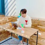Andy Lee Instagram - Stay 앤 Home 시리즈 🏠 #2 오늘은 앤디가 주황공주의 앤’돌핀을 위해 직접 읽어주는 #칭찬멘트 🤣 ⠀ #앤디 #ANDY #신화 #SHINHWA #앤디REC #Stay앤Home