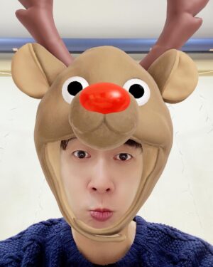 Andy Lee Instagram - 메리 크리스마스~🧡
크리스마스 앤돌프 등장🦌✨
⠀
#앤디 #ANDY #신화 #SHINHWA #메리크리스마스 #MerryChristmas