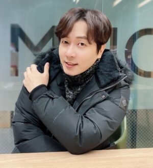 Andy Lee Instagram - 앤디, "13주년이요? 저 아직 앤디??"😆
⠀
13주년 축하해줘서 고마워요🧡
조금 늦었지만 즐거웠던
솔로 데뷔 13주년 기념 보이는 ANDY'O🎉
다음에 또 찾아올게요🧸
⠀
#앤디 #ANDY #신화 #SHINHWA