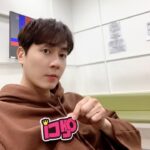 Andy Lee Instagram - 오늘은 #퀴즈돌 의 마지막 선배돌로 등장! (feat.#앤디 이름표 자랑 중 짠✨) ⠀ 잠시 후 11시 30분 #KBS2 본방사수🧡 ⠀ #앤디 #ANDY #신화 #SHINHWA #퀴즈_위의_아이돌