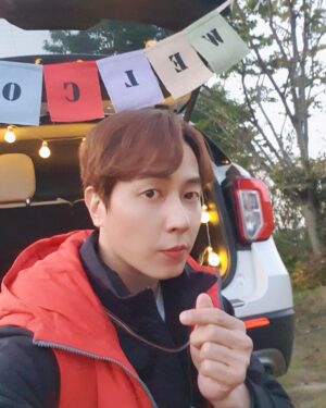 Andy Lee Instagram - 오늘도 즐거운 네 남자의 여행기👬👬
앤디의 금강산 춤이 궁금하다면?🕺
⠀
잠시 후 11시 JTBC 팩추얼(FACTUAL) ‘여기 태그’에서 만나요🧡
⠀
#앤디 #ANDY #신화 #SHINHWA #JTBC #여기태그 #임진강 #평화습지원