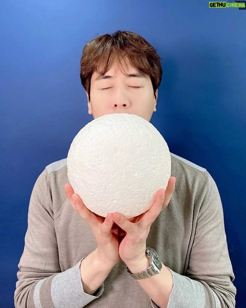 Andy Lee Instagram - 앤디와 함께 보름달에 소원 빌어요😘🙏🌕 ⠀ #앤디 #ANDY #신화 #SHINHWA #한가위 #추석 #Chuseok