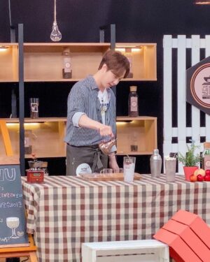 Andy Lee Instagram - 아이돌다방 시즌3 일곱 번째 영업!☕️
앤선생은 Shake it! Shake it! 커피 강의중👨‍🏫
⠀
잠시 후 저녁 6시 #Seezn 앱에서 #아이돌다방 시즌3 7회 2부가 공개됩니다!
⠀
#앤디 #ANDY #신화 #SHINHWA #아이돌다방 #IDOLDABANG
