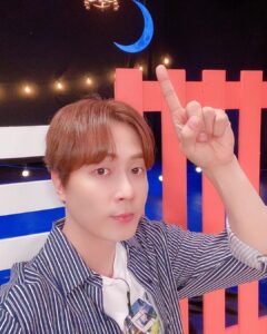 Andy Lee Instagram - 아이돌다방 시즌3 일곱 번째 영업!☕️ 앤선생은 Shake it! Shake it! 커피 강의중👨‍🏫 ⠀ 잠시 후 저녁 6시 #Seezn 앱에서 #아이돌다방 시즌3 7회 2부가 공개됩니다! ⠀ #앤디 #ANDY #신화 #SHINHWA #아이돌다방 #IDOLDABANG