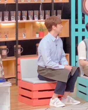 Andy Lee Instagram - 아이돌다방 시즌3 다섯 번째 영업!☕️
아이돌다방 사장 모드🕺✨
⠀
잠시 후 저녁 6시 #Seezn 앱에서 #아이돌다방 시즌3 5회 2부가 공개됩니다!
⠀
#앤디 #ANDY #신화 #SHINHWA #아이돌다방 #IDOLDABANG