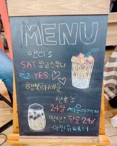 Andy Lee Instagram - 아이돌다방 시즌3 네 번째 영업!☕️ Say yes 앤디! 오늘도 빵터진 선호즈🤣 ⠀ 잠시 후 저녁 6시 #Seezn 앱에서 #아이돌다방 시즌3 4회 1부가 공개됩니다! ⠀ #앤디 #ANDY #신화 #SHINHWA #아이돌다방 #IDOLDABANG