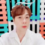 Andy Lee Instagram - 아이돌다방 시즌3 첫 번째 영업!☕️ 더운 여름 시즌3로 다시 돌아온 돌다방의 으른사장 앤디🧡🏝 ⠀ 잠시 후 저녁 6시 #Seezn 앱에서 #아이돌다방 시즌3 1회 1부가 공개됩니다! ⠀ #앤디 #ANDY #신화 #SHINHWA #아이돌다방 #IDOLDABANG