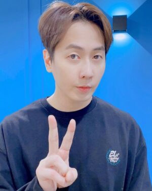 Andy Lee Instagram - 5😮2✌4+5🤗🧡
⠀
#앤디 #ANDY #신화 #SHINHWA