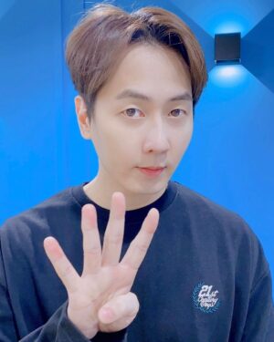 Andy Lee Instagram - 5😮2✌4+5🤗🧡
⠀
#앤디 #ANDY #신화 #SHINHWA