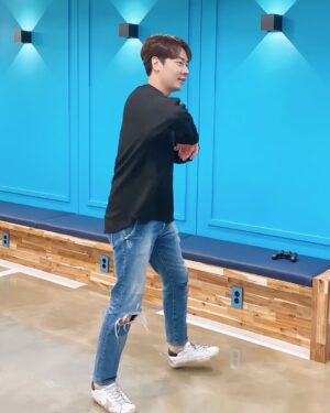 Andy Lee Instagram - Stay 앤 Home 시리즈 🏠 #3
둠칫둠칫 오늘의 집콕 시리즈는?!🕺
⠀
#앤디 #ANDY #신화 #SHINHWA #앤디REC #Stay앤Home
