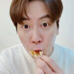 Andy Lee Instagram - Stay 앤 Home 시리즈 🏠 #2 ⠀ 댓글을 다 읽고도 계속된 크로플 먹방 #냠 🥐🧇😋 ⠀ #앤디 #ANDY #신화 #SHINHWA #앤디REC #Stay앤Home