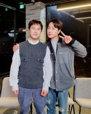 Andy Lee Instagram - 오늘은 앤디와 김동완이 함께하는 추억 소환 힐링 타임~🧡

잠시 후 7시 30분 #채널S <힐링산장-줄을 서시오 시즌 2>에서 만나요🏠

#앤디 #ANDY #신화 #SHINHWA #채널S #힐링산장2