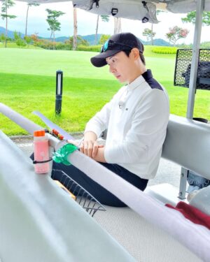 Andy Lee Instagram - 고마운 사람들의 고마운 대회! 땡스골프 기부챌린지!⛳️

잠시 후 8시 20분 #SBSGolf <Thanks Golf 기부챌린지> 에서 골프치는 앤디와 만나요🧡

#앤디 #ANDY #신화 #SHINHWA #땡스골프 #ThanksGolf #기부챌린지