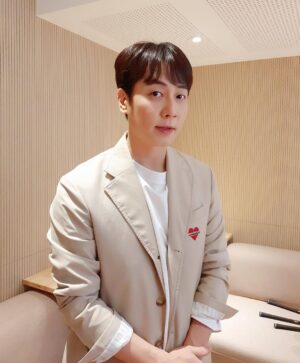 Andy Lee Instagram - 앤디의 홀인원 토크⛳️🏌️‍♂️

잠시 후 아침 8시 #NAVERNOW <박선영의 에이트>에서 만나요🧡

https://now.naver.com/player/11634

#앤디 #ANDY #신화 #SHINHWA #네이버나우 #박선영의에이트