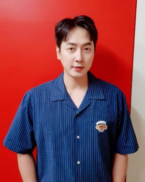 Andy Lee Instagram - 🌟별퀴즈🌟에 뜬 앤디X전진🧡
별에서 온 퀴즈에서 펼쳐지는 본격 라떼 퀴즈 타임⏰
앤디와 함께 라떼 추억 소환하러~

잠시 후 8시 #iHQ <별에서 온 퀴즈> 본방사수!

#앤디 #ANDY #신화 #SHINHWA #iHQ #별에서온퀴즈 #별퀴즈
