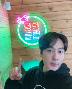 Andy Lee Instagram - 잠시 후 10시 30분, 김동완의 뎅뎅클럽을 앤디가 함께 합니다🧡 with 스페셜 게스트🌟

🍊 https://tinyurl.com/fbvdufwk

#신화 #SHINHWA #앤디 #ANDY #김동완 #KIMDONGWAN